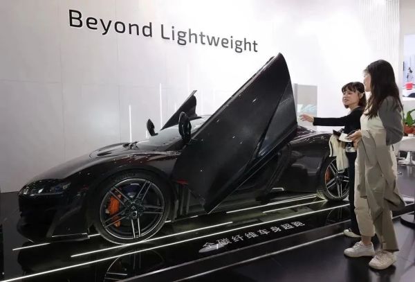 碳纤维车身：未来汽车的轻量化先锋碳，给整车提供减重的方案